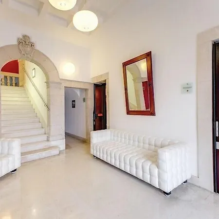 Royal Maniace Hotel